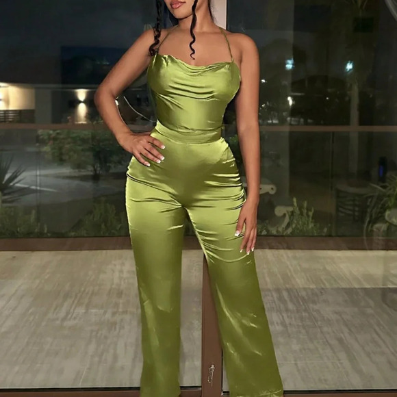 Green Preppy Women's Backless Pleated Jumpsuit - Picture 3 of 5